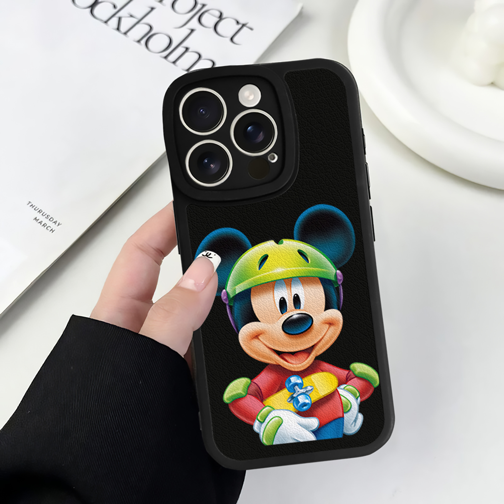 （画像用） ミッキーマウス Mickey Mouse 【iPhone 16シリーズ対応】シリコンスマホケース（レザー調） 材質：シリコン